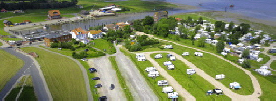 Luftaufnahme Stellplatz und Fischkutter-Hafen